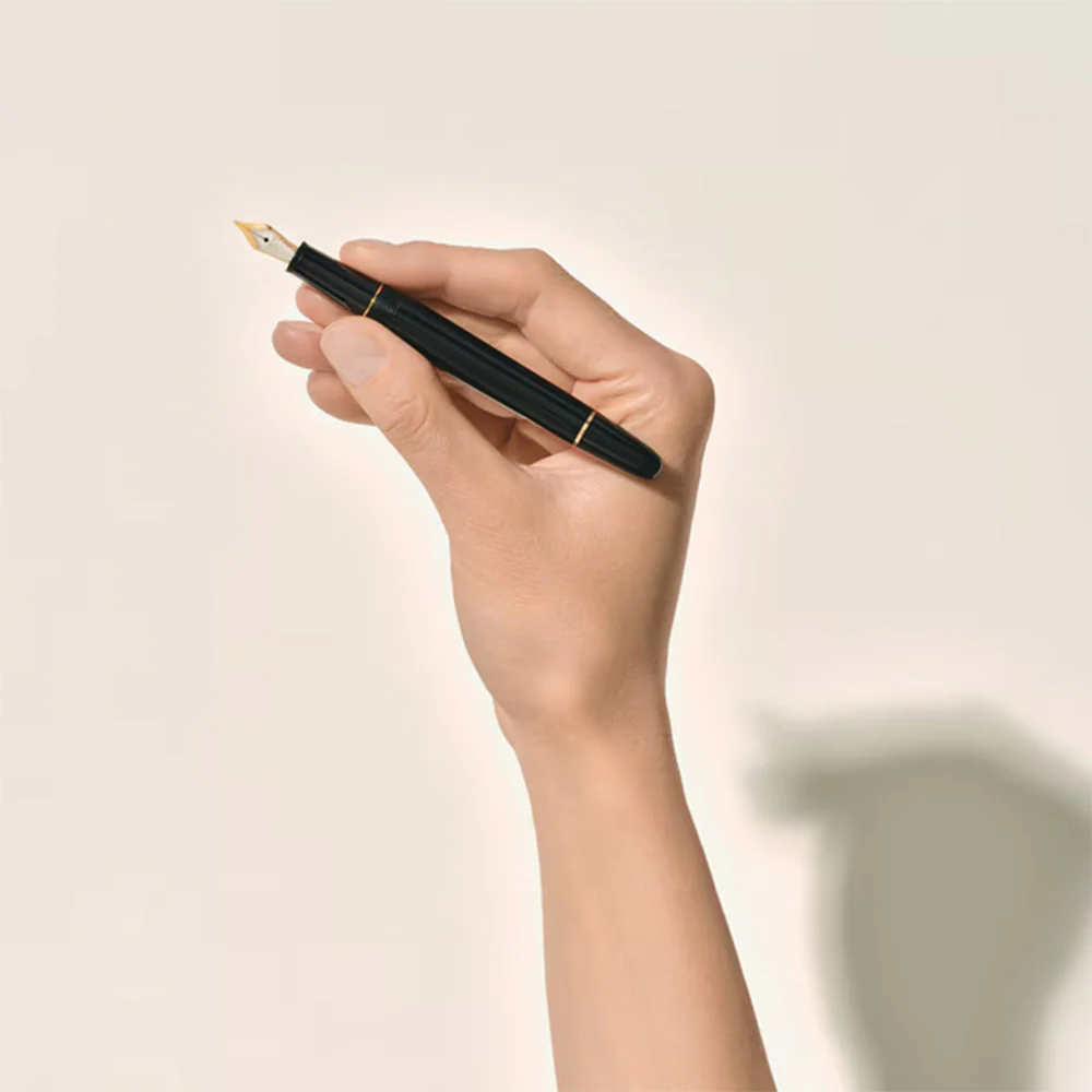 Montblanc Meisterstuck Classique Fountain Pen Gold Trim - Image 2